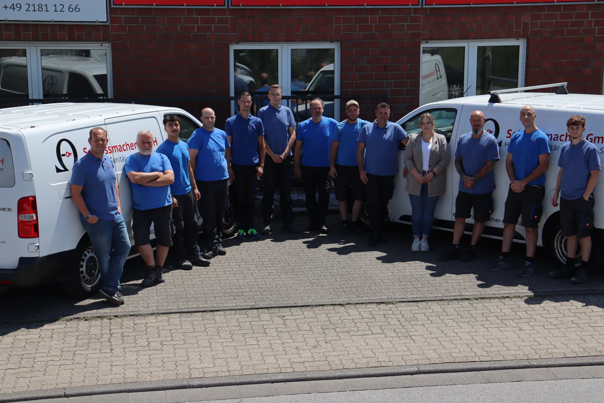 Team der Schlossmacher GmbH vor den Firmenfahrzeugen in Grevenbroich